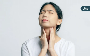 頸部腫塊、吞嚥困難⋯4警訊恐是甲狀腺癌！醫警告：好發「中年女性」