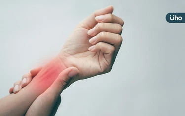 跌倒別再手撐地！醫揭韌帶損傷「恐怖後遺症」：手腕痛、握力下降