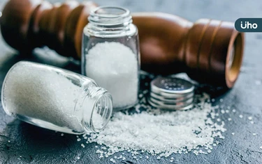 吃太鹹小心水腫、慢性疾病！營養師教你減鈉3技巧：烹調使用「減鈉鹽」