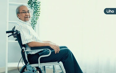 短短3個月就坐輪椅!8旬翁因「1病」認知功能退化:易與失智症混淆