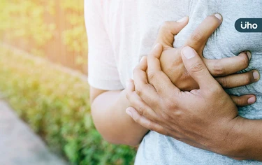 胸悶、喘不過氣⋯心臟病發作怎麼辦？醫教「急救4步驟」先停止活動