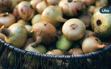 洋蔥生吃辛辣難入口？日本料理家教1招讓口感變甜：還能延長保存期限