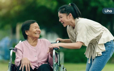 用心照顧失智家人，為什麼反而被討厭？居服員教「1招」讓患者安心