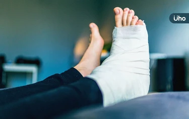 一跌倒就「粉碎性骨折」？醫揭「骨質疏鬆」3警訊：下背痛千萬要注意