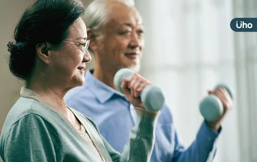 扭毛巾就能預防骨質疏鬆！銀髮族必學「3種低衝擊運動」強化骨本