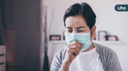 秋冬呼吸道疾病高峰期來臨，肺炎鏈球菌、流感、新冠三大病原齊發威！醫籲左流右新，肺鏈疫苗不可少