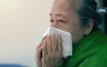 長輩只是感冒，怎麼會併發嚴重肺炎？小心「免疫衰老」害病毒入侵