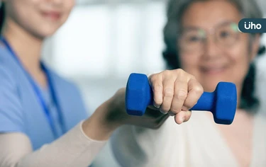 長輩背痛、變矮⋯恐已骨質疏鬆！醫警告做到「這2關鍵」才能防骨本流失