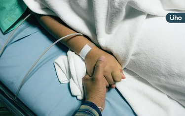 面對長輩病危要怎麼準備？該插管還是急救？家屬必知「7大考量點」