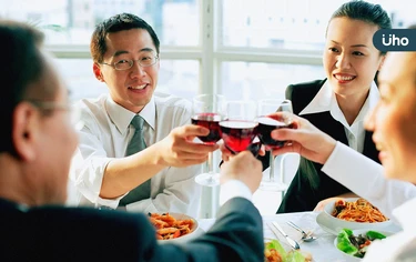 下班不想參與同事聚餐？企業顧問教「三段式好感說話術」留下情面