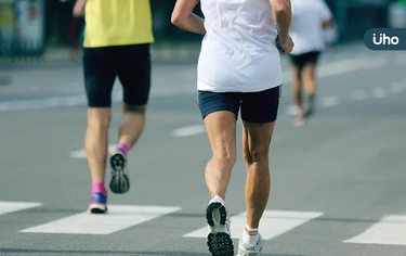 跑馬拉松會傷膝蓋嗎？膝關節痛、腳底麻⋯醫揭「跑者膝」針灸可解