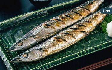 秋刀魚要清內臟嗎？如何料理才好吃？教你1招「去骨神技」筷子能除刺