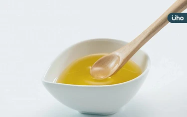 早上空腹喝「苦茶油」護胃又控糖！專家揭「正確喝法」搭蜂蜜或溫水