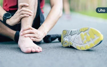 起床踩地腳底痛爆！專家教「4招運動」舒緩足底筋膜炎：冰敷也有用