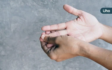 手指彎「啪一聲」彈不回來當心板機指!醫示警3特徵:血糖早已失控