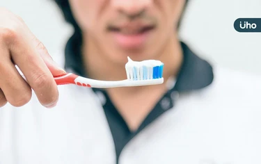 刷牙一定要用牙膏嗎？牙醫授「正確刷牙」關鍵：不是多擠牙膏就好