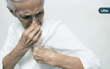 為什麼長輩會有老人臭？皮膚科醫：小心「1飲食習慣」讓新陳代謝變慢