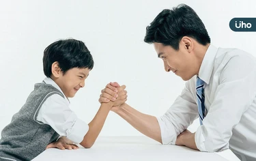 男孩只能堅強隱忍？清大博士揭「嚴格教育」後果：長大不懂得情緒管理