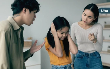 總是替孩子付出太多？心理師揭「3種教養心態」容易把父母關入孤島