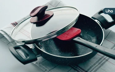 婦長期用「不沾鍋」煮飯竟罹肝癌！醫示警改用「3種鍋具」守護健康