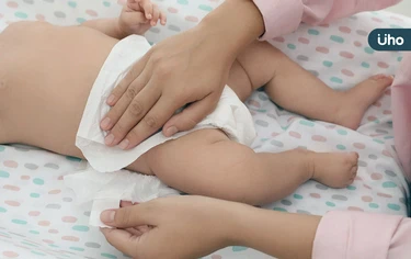 幫寶寶換尿布，出現咔嗒怪聲？醫揪「髖關節異常」嚴重恐終生跛行