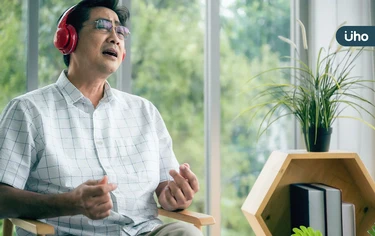 銀髮族「多唱歌」就能維持口腔肌力！醫建議「嘴巴體操」越動越靈活