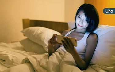 睡前在被窩滑手機，糖尿病風險增67%！醫揭「夜間亮光」影響血糖代謝