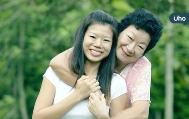 一個人的長跑！獨生子女照顧父母3大隱形困境，教你用「這些資源」求助
