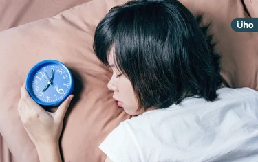 年輕人成失眠主力!壓力大、滑手機⋯「報復性熬夜」恐變成慢性失眠