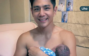 祖雄喜曬二寶！上半身赤裸「袋鼠式護理」展露父愛：感謝你的到來