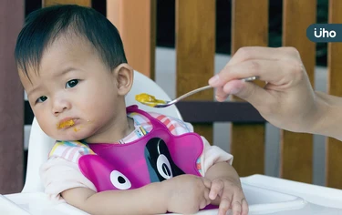 餵孩吃飯總上演「你追我逃」大混戰？1招「回應式餵食」訓練自主進食