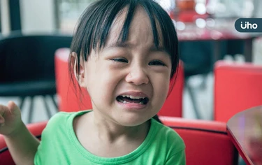 怕鬼、怕打針⋯孩子怕東怕西怎麼辦？家長必知「這樣做」給予同理心