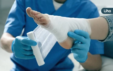 跌倒沒有外傷就不管？嚴重背痛、沒辦法站立⋯小心「脊椎壓迫性骨折」