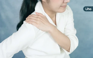 肩頸痠痛竟是因為「腸胃不好」？中醫教自救法：按「這穴位」秒舒緩