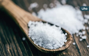 鹽巴結塊怎麼辦？家庭主婦必知「3招」不讓鹽受潮：微波就能還原