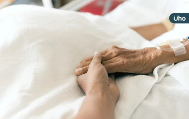 當長輩選擇在家離世，家屬該如何應對？醫揭居家臨終「必知3件事」