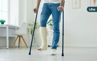 男車禍雙腿骨折險截肢！醫用「12次手術+負壓新式療法」成功保肢