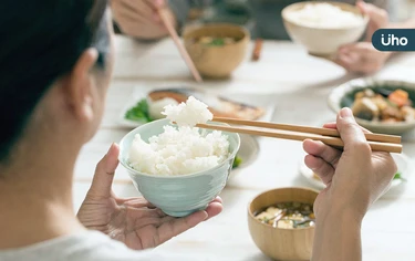 不只醃漬食物!吃太鹹也會罹胃癌?研究揭「3種情況」增胃癌機率