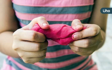 40歲後手擰毛巾、扭瓶蓋好吃力？專家揭心血管風險恐致「握力下降」