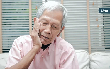 單側臉痛如火燒！8旬翁患「三叉神經痛」怕拔牙⋯醫1招雷射針灸緩解