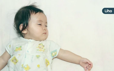 半夜扭動、發出聲音⋯寶寶為什麼會睡不好？睡眠專家揭「關鍵1原因」