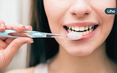 別以為每天早晚刷牙就夠了！牙齦紅腫、牙縫變大⋯小心「牙周病前兆」