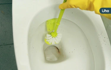 馬桶黃漬清不完？清潔專家授「4招對策」速效根除：清潔劑選這1種