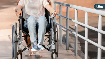 走路搖晃 罕病 SMA少女治療後「揮拍打球」重拾青春校園生活