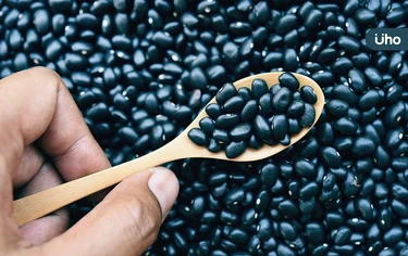 有食譜》冬至進補吃什麼？中醫教你補腎：3步驟自製「黑豆杜仲茶」