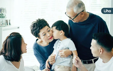 阿公阿嬤的話到底要不要聽？心理師教1招化解「家庭三角關係」衝突