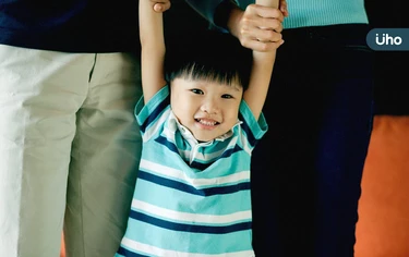 孩子彎腰駝背、扁平足、O型腿⋯小心「關節過動症候群」！醫2招改善