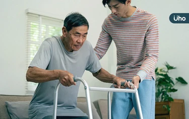 長輩不想復健，該如何鼓勵他？照顧者必知「3個關鍵方法」先接納感受