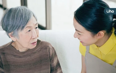 失智家人愛生氣、重複問問題？照顧者必知「安撫3技巧」先轉移注意力