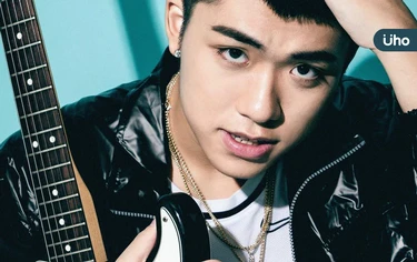 王ADEN校唱「臭臉蹲地」遭炎上！溝通專家教善用「2字」替自己留點退路